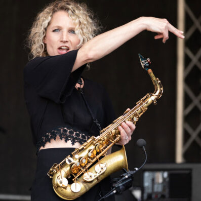 vrouwelijke saxofonist Kirsten