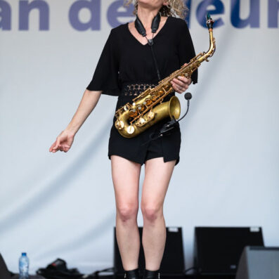 vrouwelijke saxofonist Kirsten