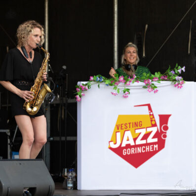 vrouwelijke saxofonist Kirsten