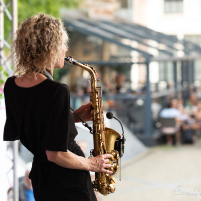vrouwelijke saxofonist Kirsten