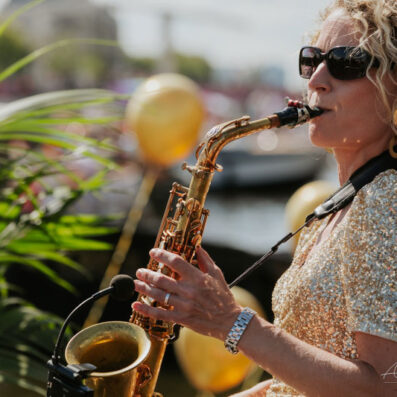 vrouwelijke saxofonist Kirsten