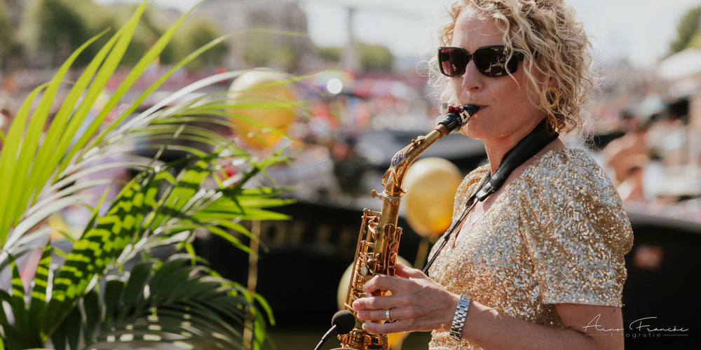 Vrouwelijke saxofonist Kirsten