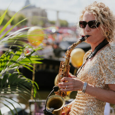 vrouwelijke saxofonist Kirsten