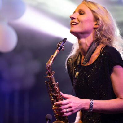 vrouwelijke saxofonist Kirsten