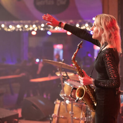 vrouwelijke saxofonist Kirsten