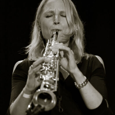 vrouwelijke saxofonist Kirsten