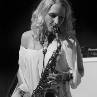 vrouwelijke saxofonist Kirsten