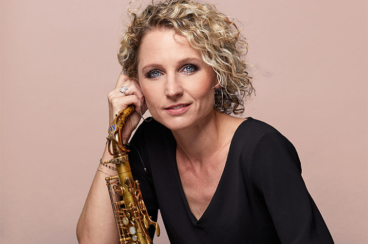 vrouwelijke saxofonist Kirsten