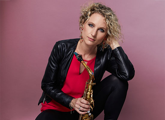 vrouwelijke saxofonist Kirsten