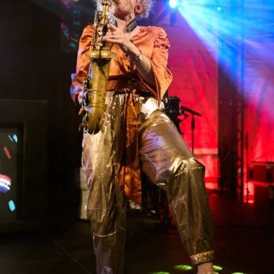 vrouwelijke saxofonist Kirsten